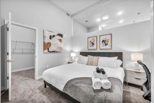 Luxe Flat with Heated Pool Sauna Rooftop Deck Gym, Cleveland (photo 6)