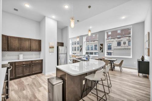 Luxe Flat with Heated Pool Sauna Rooftop Deck Gym, Cleveland (photo 9)