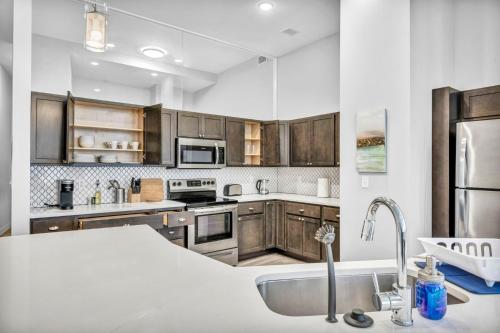 Luxe Flat with Heated Pool Sauna Rooftop Deck Gym, Cleveland (photo 10)