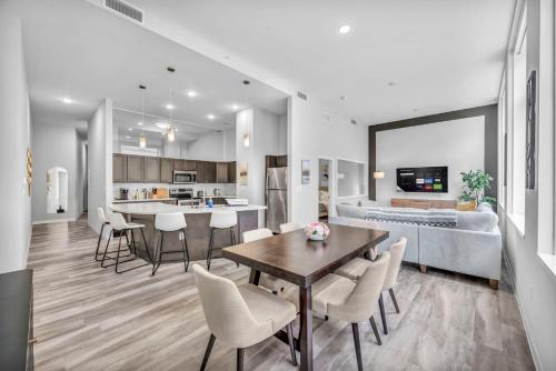 Luxe Flat with Heated Pool Sauna Rooftop Deck Gym, Cleveland (photo 8)