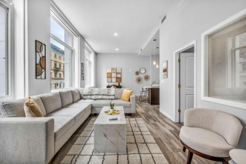 Luxe Flat with Heated Pool Sauna Rooftop Deck Gym, Cleveland (photo 7)
