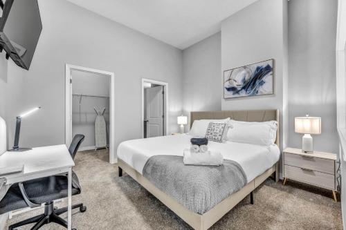Luxe Flat with Heated Pool Sauna Rooftop Deck Gym, Cleveland (photo 11)