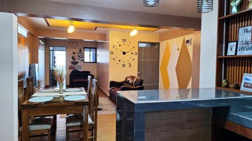 Céntrico y tranquilo con 2 baños WiFi super veloz a pasos de restaurantes y agencias de turismo - image 3