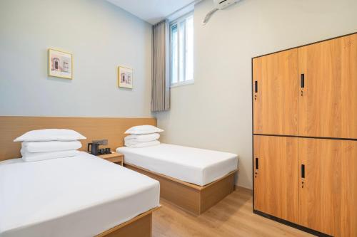 Beijing Liangcang Hotel Nearby Tiananmen Square the Forbidden City and Temple of HeavenFree registration service for Tiananmen – Beijing, NY