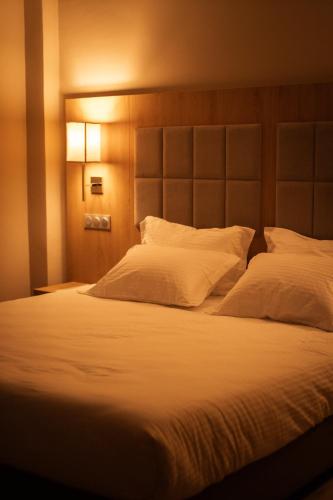 C un petit hotel avec 16 chambre et 3 suite et un restaurant et une cafétéria