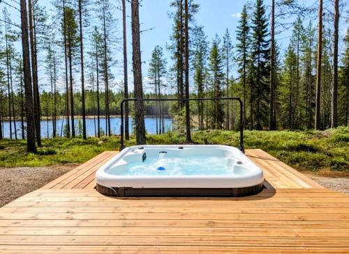 熱水浴缸, Spa Cabin by Hossaville in 蘇奧穆斯薩爾米