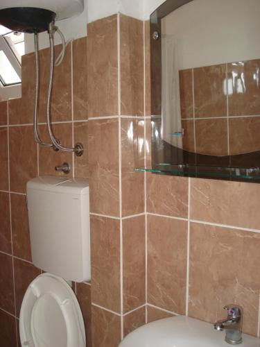 Triple Room with Balcony and Sea View image 8