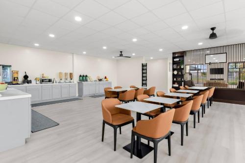 餐飲選擇, 品質酒店及套房 (Quality Inn & Suites) in 威特維爾