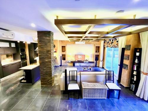 Central Luxurious Ritz Villa in City Center