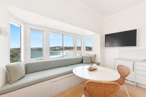 Beachfront 1 Bed across from iconic BONDI BEACH in North Bondi