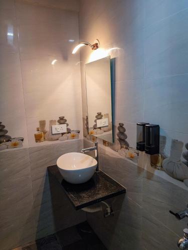 Spot Peacocks from your Balcony - 2BHK Apt w Pool in Alto Porvorim - North Goa