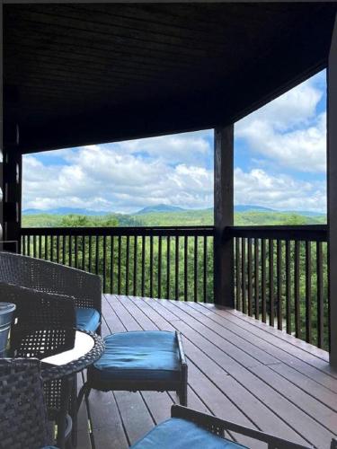 Балкон/тераса, Hillside Haven Cabin with Hot Tub in Rutherfordton, NC in Green Hill