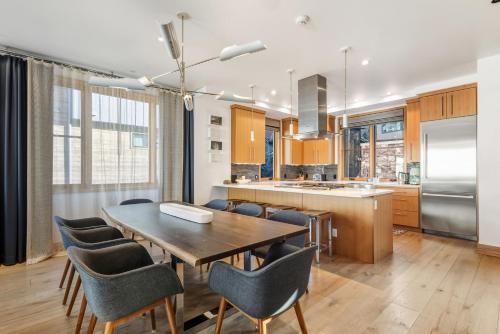 Luxury Townhome On Depot, 3 Mins Walk To Main St Gondola, Heated Garage, Private Roof Top Hot Tub, t in Telluride (Colorado)