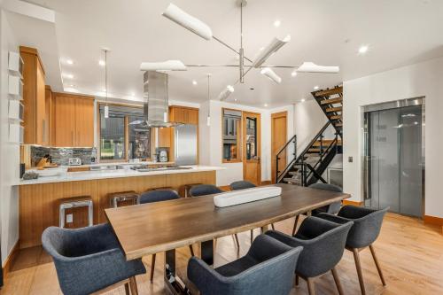 Luxury Townhome On Depot, 3 Mins Walk To Main St Gondola, Heated Garage, Private Roof Top Hot Tub, t in Telluride (Colorado)