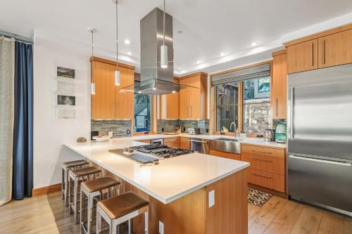 Luxury Townhome On Depot, 3 Mins Walk To Main St Gondola, Heated Garage, Private Roof Top Hot Tub, t in Telluride (Colorado)