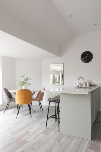Luxury 2BR apartments by Luxus Fully Equipped Kitchen, Ormeau Park 5