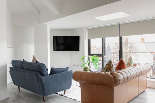 Luxury 2BR apartments by Luxus Fully Equipped Kitchen, Ormeau Park 3