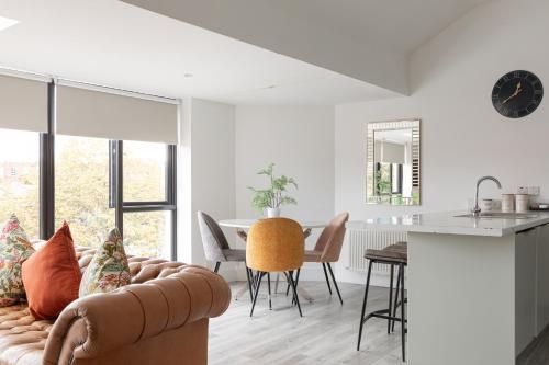 Luxury 2BR apartments by Luxus Fully Equipped Kitchen, Ormeau Park 5