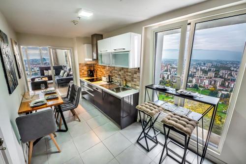 30th Floor, Sky Views, Balcony, Pool, Gym, Spa, Skopje (fotografie 8)