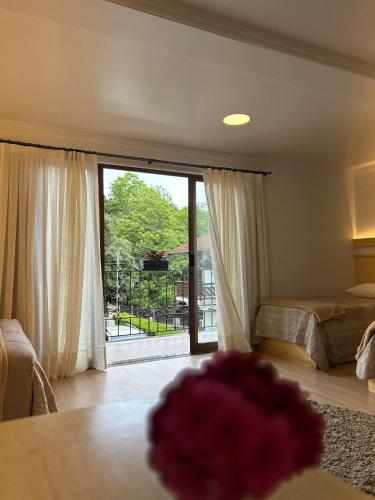 1 queen bed, 1 double bed, 1 twin bed