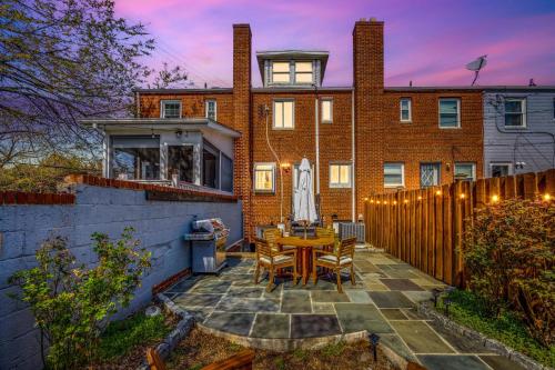 Book Now!- Fenced Yard - BBQ Grill & 4 Tvs -Luxury Getaway -Floyd's Freedom-, Alexandria (foto 5)