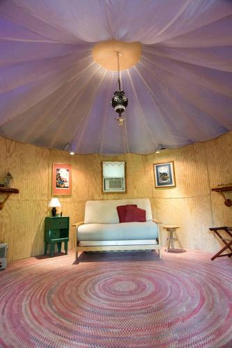 Enchanting Yurt Rental for a Romantic Getaway in North Carolina in 阿爾伯馬爾