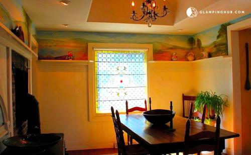 Luxurious Riverfront Cottage with a Hot Tub and a Fireplace near the Twin Lakes, Connecticut in 雷克維爾