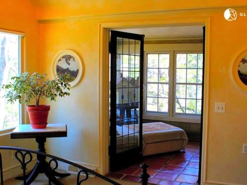 Luxurious Riverfront Cottage with a Hot Tub and a Fireplace near the Twin Lakes, Connecticut in 雷克維爾