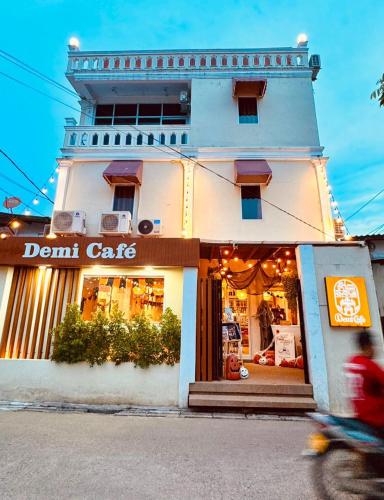 德米咖啡旅舍 (Demi Cafe & Hostel) in 帕圖夏伊/勝利之門
