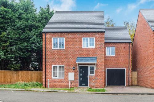 4-Bed Spacious House Perfect for Long-Term Stays in Nottingham Belváros