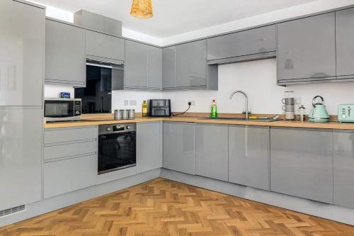 4-Bed Spacious House Perfect for Long-Term Stays in Nottingham Belváros