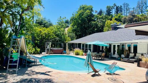 Private Entry 550sqft Studio GuestHouse ADU Big Estate View Deck Pool Gated 2Acre Oasis Female Share in Encino