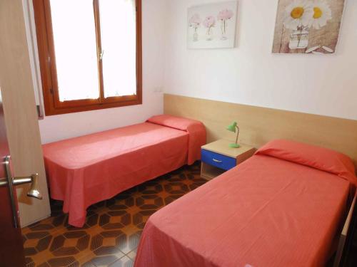 2 bedrooms, 5 beds