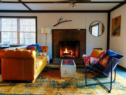 Rustic Mountain Cabin with Porch & Fire Pit in New Market, Virginia in New Market (VA)