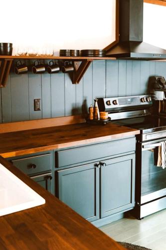 Rustic Mountain Cabin with Porch & Fire Pit in New Market, Virginia in New Market (VA)