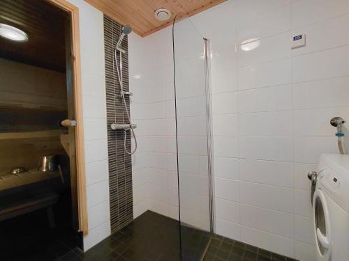 Tuš, Rovaniemi apartment with private sauna & free parking in Ahkiomaa