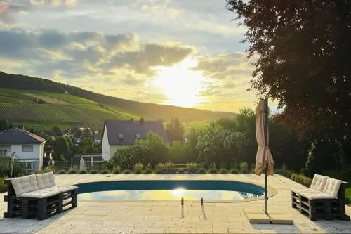 Romantic getaway with pool & panoramic vineyards in Eltville am Rhein, Deutschland
