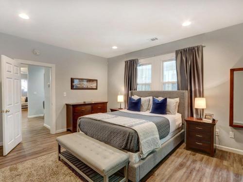 Brand New Listing! Heated Pool Access! Estate Home 2 blocks from Forsyth Park! - image 13