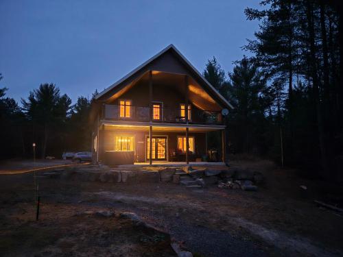 Chalet COEUR de loup avec spa in แซ็ง อเลซี เด มงต์ (ควิเบ)