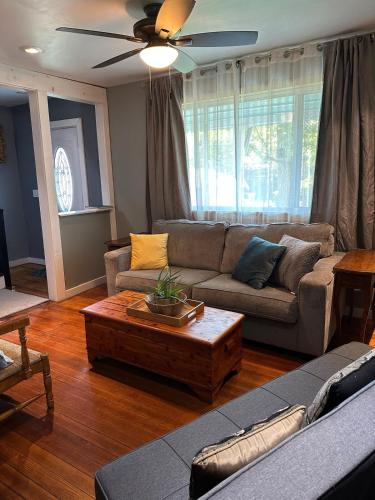 New Leeds listing Near Graces diner and Hudson!