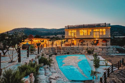 13 bedrooms, 22 beds