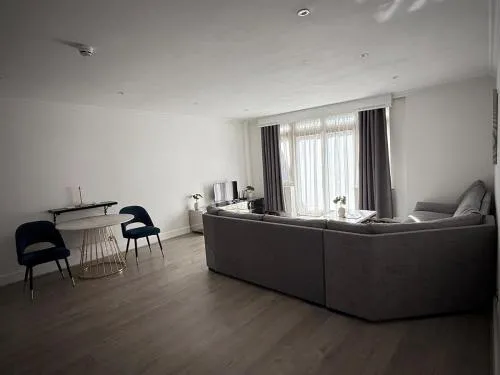 Modern City-Centre Flat with Porch photo 2