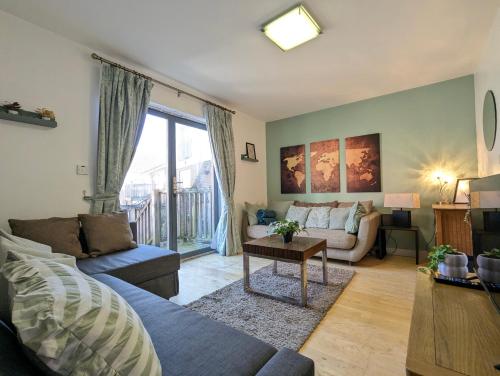 Large 3-Bedrooms House Near Centre Free Parking