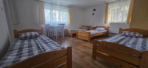 4 twin beds
