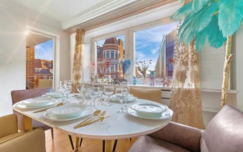 DIVINE Apartment with BALCONY on Harrods - image 3
