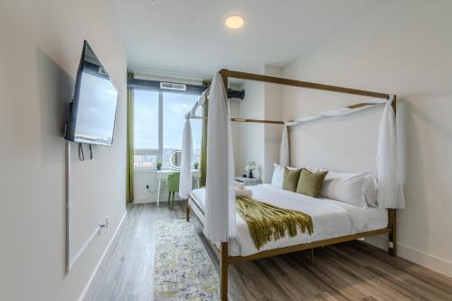 2 bedroom 2 bath Suite, Near American Dream and The Airport, Free Parking, King Bed and 2 Queen Beds, Washer and Dryer in Orange, USA