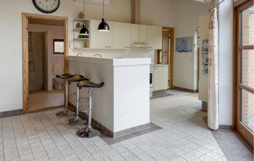 Konyha, Three-Bedroom Holiday Home In Ebeltoft in Handrup Strand