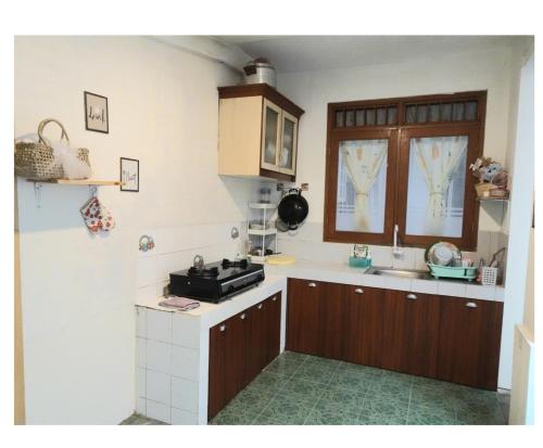 Kitchen, Vila Kuntum Bogor- 3BR Cozy House dekat Kuntum Farmfield near Saung Ngariung Makanan & Minuman