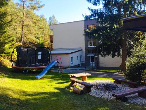 Spēļu laukums, Všemina apartmán s terasou (Vsemina apartman s terasou) in Všemina