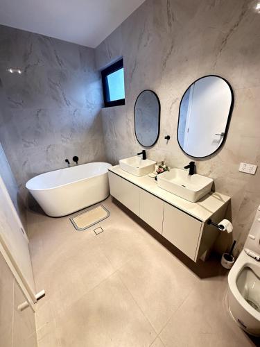 Galaxy Homes - City & Coast Luxury Retreat in Mitchell Park